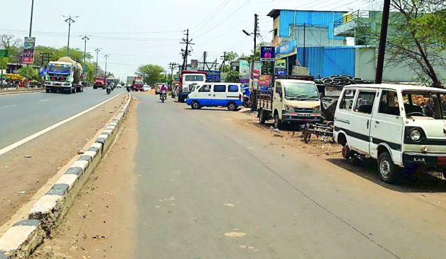 Encroachments on the roads in state highways | राज्य महामार्गालगतच्या लेआऊटमधील रस्त्यांवर अतिक्रमण