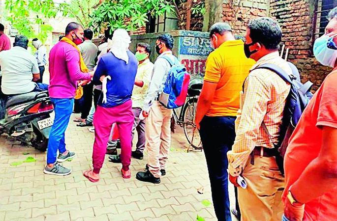 Corona patient's family cries for Remedesivir injection | 'रेमडेसिवीर’ इंजेक्शन मिळविण्यासाठी कोरोना रूग्णांचे कुटुंबीय रडकुंडीला Corona patient's family cries for Remedesivir injection | 'रेमडेसिवीर’ इंजेक्शन मिळविण्यासाठी कोरोना रूग्णांचे कुटुंबीय रडकुंडीला