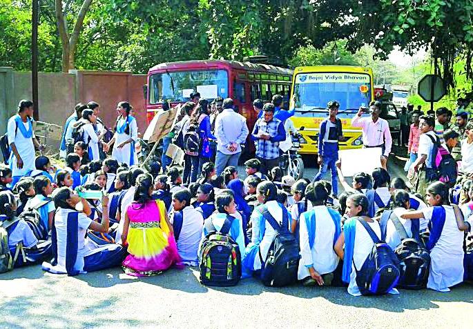 Stop the students' road on the Visapur Phase | विसापूर फाट्यावर विद्यार्थ्यांचा रस्ता रोको Stop the students' road on the Visapur Phase | विसापूर फाट्यावर विद्यार्थ्यांचा रस्ता रोको
