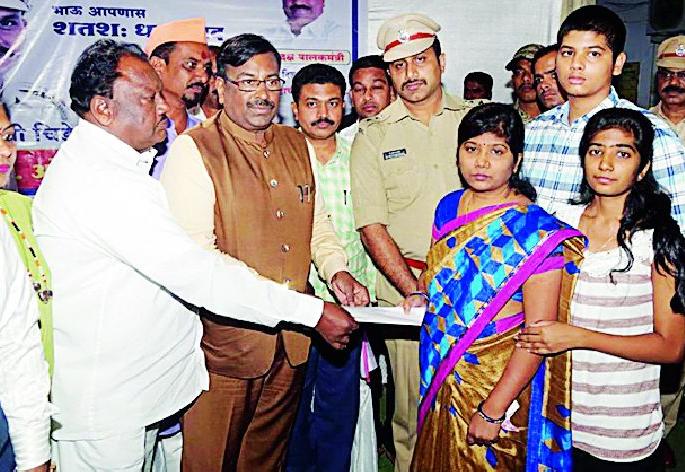 Families to get full salary for 58 years | चिडे कुटुंबीयांना मिळणार ५८ वर्षांपर्यंत संपूर्ण वेतन Families to get full salary for 58 years | चिडे कुटुंबीयांना मिळणार ५८ वर्षांपर्यंत संपूर्ण वेतन