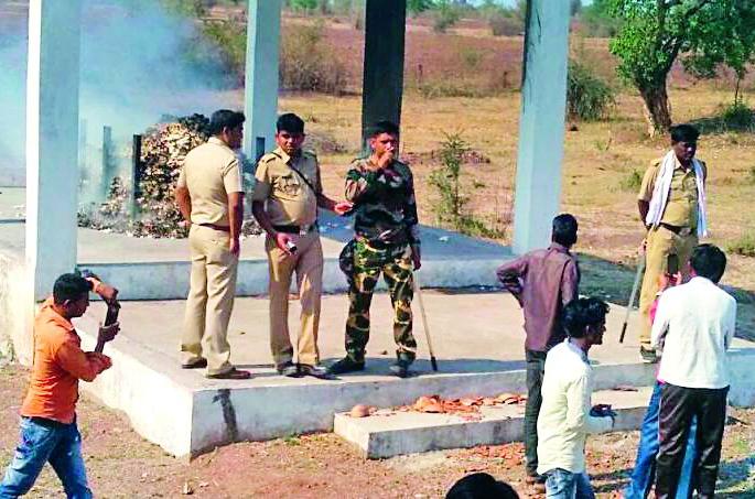 The funeral procession made by the farmer on cotton | शेतकऱ्याने केला कापसावर अंत्यसंस्कार The funeral procession made by the farmer on cotton | शेतकऱ्याने केला कापसावर अंत्यसंस्कार