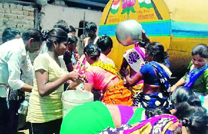 Water that needs to be stored in the bowl | मिळेल त्या भांड्यात साठवावे लागते पाणी Water that needs to be stored in the bowl | मिळेल त्या भांड्यात साठवावे लागते पाणी