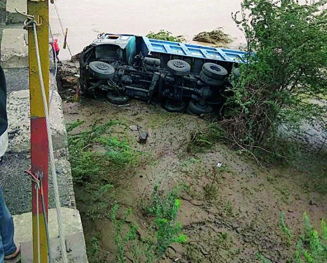 Truck collapsed from Mungoli Bridge | मुंगोली पुलावरून ट्रक कोसळला Truck collapsed from Mungoli Bridge | मुंगोली पुलावरून ट्रक कोसळला