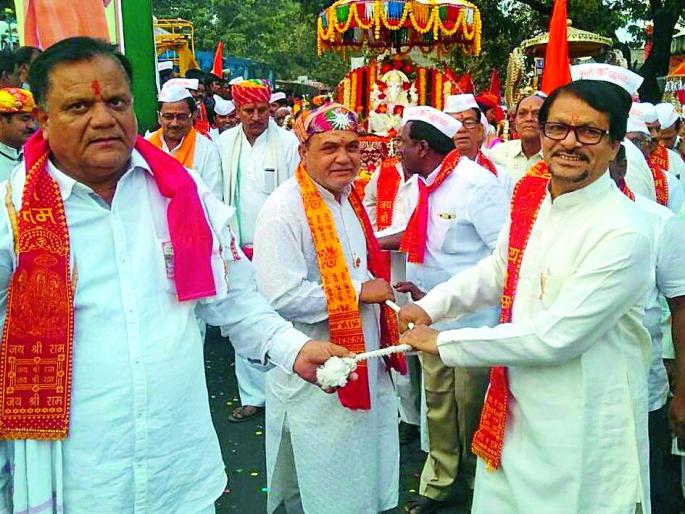 The temple of Hanuman is famous in Rajura city | हनुमान मंदिराच्या शोभायात्रेने राजुरा नगर दुमदुमले The temple of Hanuman is famous in Rajura city | हनुमान मंदिराच्या शोभायात्रेने राजुरा नगर दुमदुमले