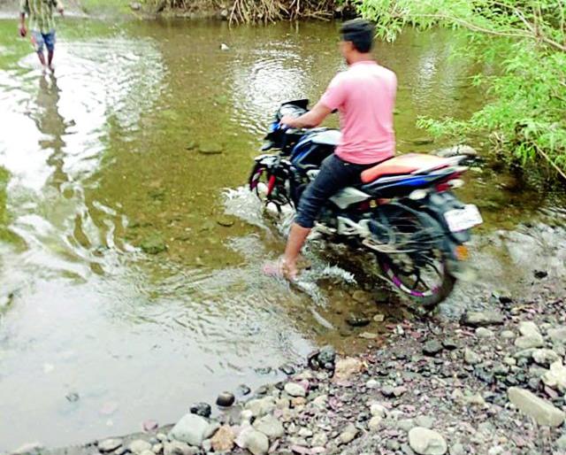 Travel through the water in the knee | गुडघाभर पाण्यातून प्रवास Travel through the water in the knee | गुडघाभर पाण्यातून प्रवास