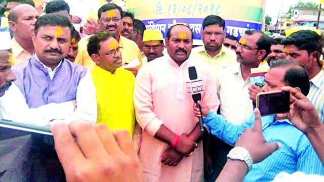 Stop the movement of Dhangar community for reservation | आरक्षणासाठी धनगर समाजाचे रास्ता रोको आंदोलन Stop the movement of Dhangar community for reservation | आरक्षणासाठी धनगर समाजाचे रास्ता रोको आंदोलन