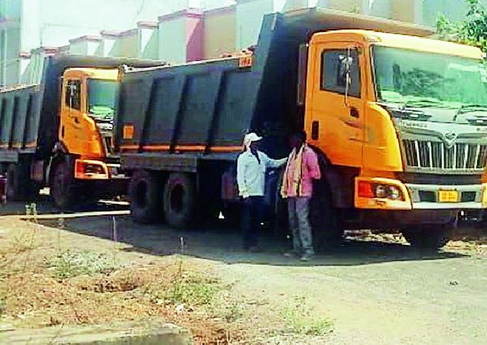 Two highway trucks smuggled illegally in Murmur were seized | अवैधरीत्या मुरूमाची तस्करी करणारे दोन हायवा ट्रक जप्त