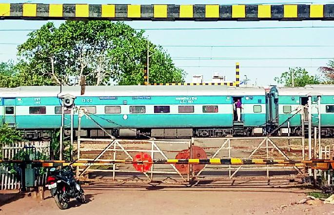 The people will wait for the closure of the Visapur railway track | विसापूर रेल्वे फाटकाच्या बंदमुळे नागरिक वैतागले