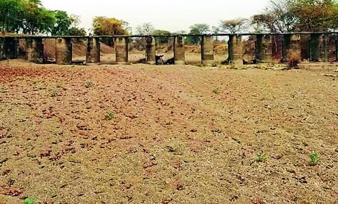 Very few reservoirs in most of the embankments | बहुतांश बंधाऱ्यात अत्यल्प जलसाठा Very few reservoirs in most of the embankments | बहुतांश बंधाऱ्यात अत्यल्प जलसाठा