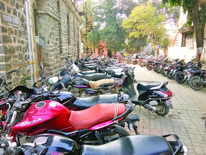 In Akola Municipality Anyone can park vehicles | कोणीही या अन् वाहने उभी करा; मनपाच्या कार्यालय परिसरात वाहनांची गर्दी    In Akola Municipality Anyone can park vehicles | कोणीही या अन् वाहने उभी करा; मनपाच्या कार्यालय परिसरात वाहनांची गर्दी