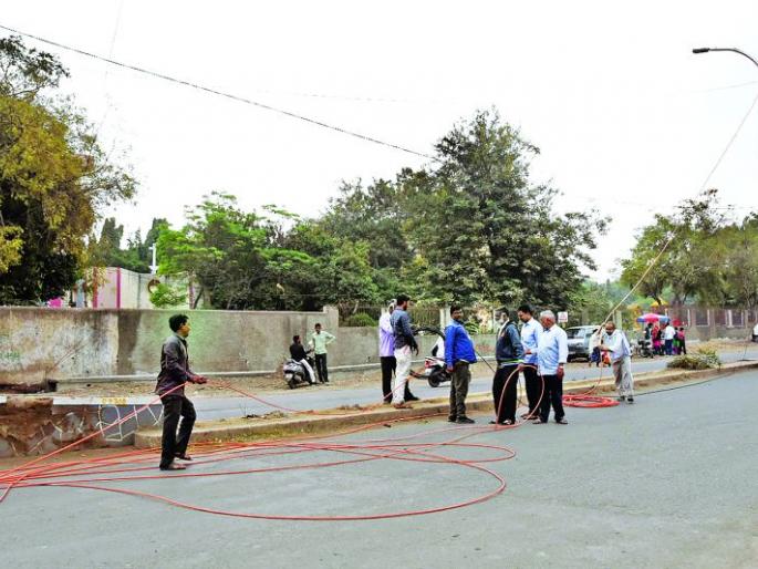 Mobile companies throwing 'overhead cable' nets showing mockery | मनपाला ठेंगा दाखवित मोबाइल कंपन्यांनी टाकले ‘ओव्हरहेड केबल’चे जाळे Mobile companies throwing 'overhead cable' nets showing mockery | मनपाला ठेंगा दाखवित मोबाइल कंपन्यांनी टाकले ‘ओव्हरहेड केबल’चे जाळे