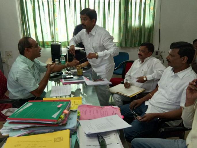 In Jalgaon, Deputy commissioner tried to put a crop on pot | जळगावात मनपा उपायुक्तांच्या गळयात बटाट्याची माळ घालण्याचा प्रयत्न In Jalgaon, Deputy commissioner tried to put a crop on pot | जळगावात मनपा उपायुक्तांच्या गळयात बटाट्याची माळ घालण्याचा प्रयत्न