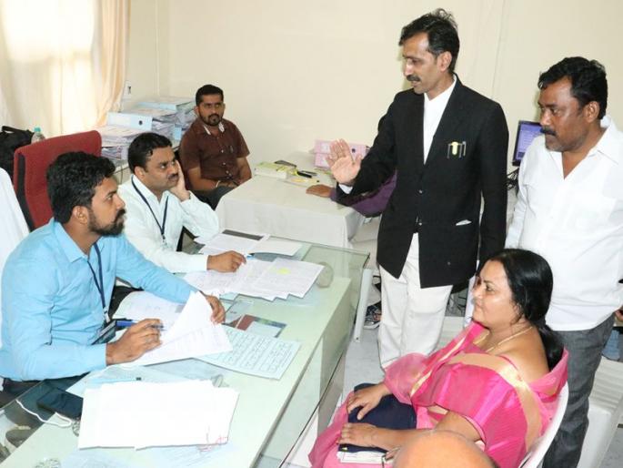 Two forms of Shiv Sena candidates have failed in AB form | एबी फॉर्म मधील त्रुटी शिवसेनेच्या दोन उमेदवारांना भोवली Two forms of Shiv Sena candidates have failed in AB form | एबी फॉर्म मधील त्रुटी शिवसेनेच्या दोन उमेदवारांना भोवली