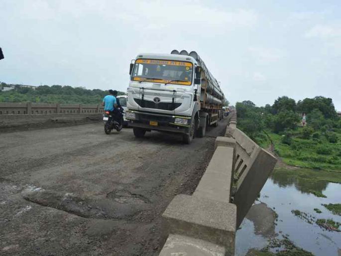 For nine years, there has been no repair of the bridge | नऊ वर्षांपासून गिरणा पुलाची दुरुस्तीच नाही For nine years, there has been no repair of the bridge | नऊ वर्षांपासून गिरणा पुलाची दुरुस्तीच नाही