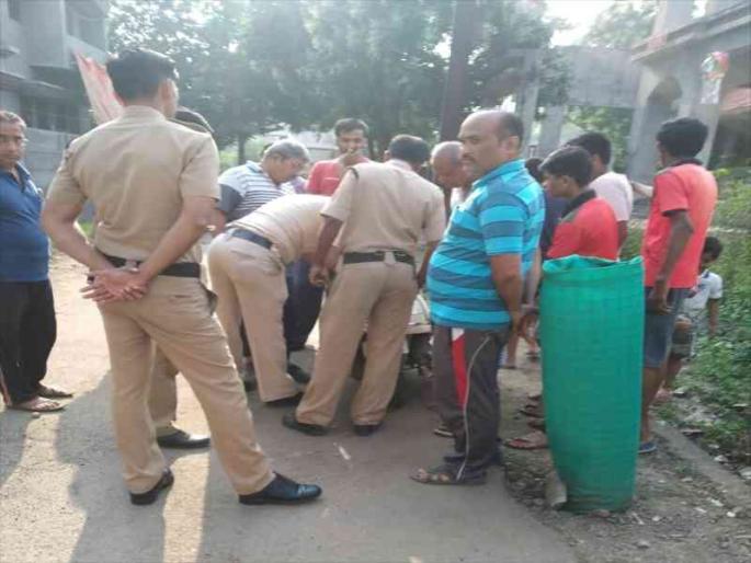 School bus busted by corporator husband | नगरसेविका पतीने अडविली स्कूल बस School bus busted by corporator husband | नगरसेविका पतीने अडविली स्कूल बस