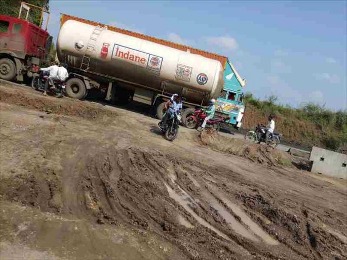 Turning the highway is dangerous | महामार्गावरील वळण ठरतेय धोकादायक Turning the highway is dangerous | महामार्गावरील वळण ठरतेय धोकादायक