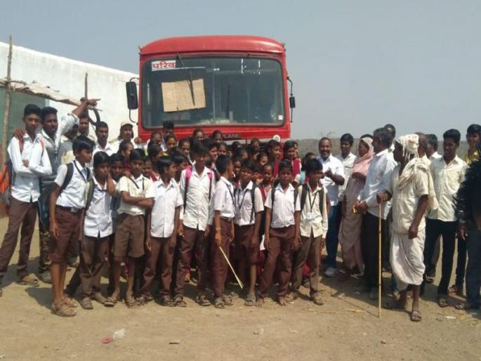 Students obstructed by obstructing bus in the village protest movement | गावात बस अडवून विद्यार्थ्यांचे ठिय्या आंदोलन Students obstructed by obstructing bus in the village protest movement | गावात बस अडवून विद्यार्थ्यांचे ठिय्या आंदोलन