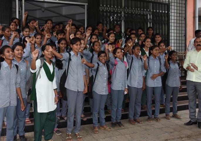 Complaint does not get free passes for girls from Dhule taluka | धुळे तालुक्यातील विद्यार्थिनींची मोफत पास मिळत नसल्याची तक्रार Complaint does not get free passes for girls from Dhule taluka | धुळे तालुक्यातील विद्यार्थिनींची मोफत पास मिळत नसल्याची तक्रार