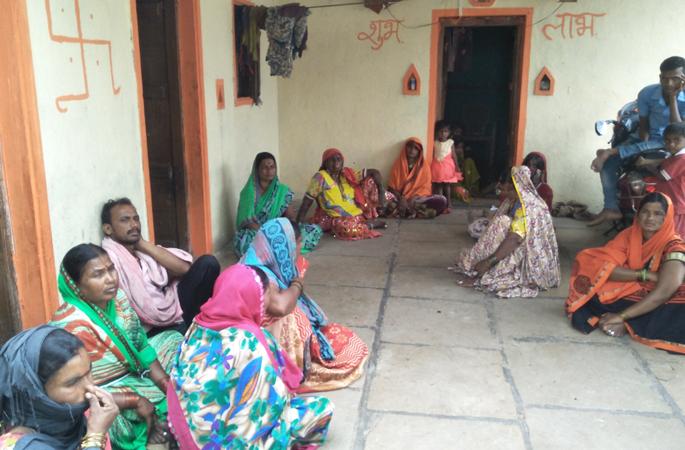 Mother lost eye on canal due to water scarcity. | पाणी टंचाईमुळे कॅनॉलवर गेलेल्या आईला डोळ्यासमोर गमवावी लागली मुलगी..