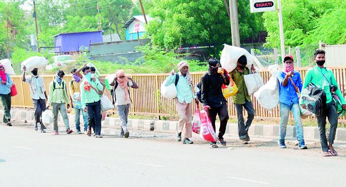 Hundreds of foreign workers on the streets in search of food and water! | अन्न पाण्याच्या शोधात शेकडो परप्रांतीय मजूर रस्त्यांवर !
