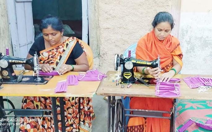 Self-help group movement; Women got employment by making masks | बचत गटाची चळवळ; मास्क बनविण्यातून महिलांना मिळाला रोजगार Self-help group movement; Women got employment by making masks | बचत गटाची चळवळ; मास्क बनविण्यातून महिलांना मिळाला रोजगार
