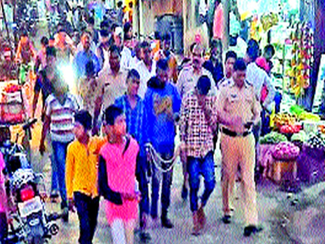 Police discovered thieves at Mohadi | मोहाडी येथे पोलिसांनी काढली चोरांची धिंड Police discovered thieves at Mohadi | मोहाडी येथे पोलिसांनी काढली चोरांची धिंड