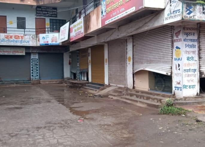 Ten shops smashed on Nilwandi Road | निळवंडीरोडला फोडली दहा दुकाने Ten shops smashed on Nilwandi Road | निळवंडीरोडला फोडली दहा दुकाने