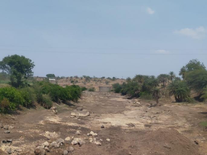 Waiting for water to dry up the muddy river | कोरड्या पडलेल्या कादवा नदीला पाण्याची प्रतीक्षा Waiting for water to dry up the muddy river | कोरड्या पडलेल्या कादवा नदीला पाण्याची प्रतीक्षा