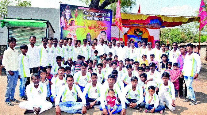 Yeola, Munjwad: Program for allotment of Eklavya Jayanti to the tribals in the area | येवला, मुंजवाड : परिसरातील आदिवासींना फराळ वाटप एकलव्य जयंतीनिमित्त कार्यक्रम Yeola, Munjwad: Program for allotment of Eklavya Jayanti to the tribals in the area | येवला, मुंजवाड : परिसरातील आदिवासींना फराळ वाटप एकलव्य जयंतीनिमित्त कार्यक्रम