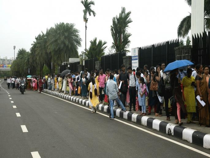 Queues of candidates outside the municipal headquarters for teacher recruitment | शिक्षक भरतीसाठी महानगरपालिका मुख्यालयाबाहेर उमेदवारांच्या रांगा Queues of candidates outside the municipal headquarters for teacher recruitment | शिक्षक भरतीसाठी महानगरपालिका मुख्यालयाबाहेर उमेदवारांच्या रांगा