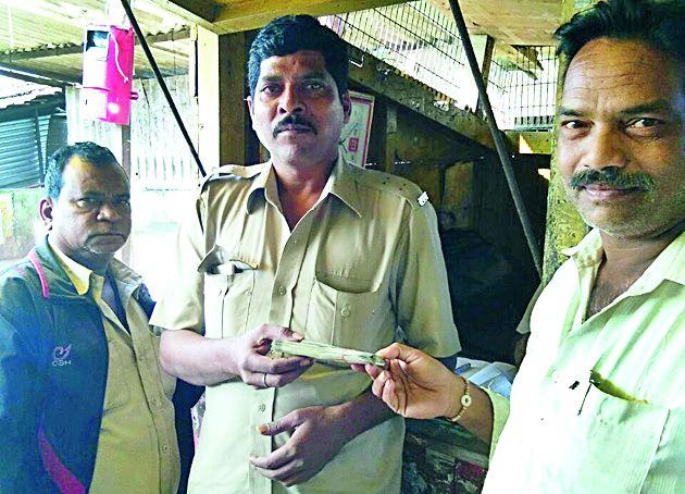 The passenger's return made 50 thousand | प्रवाशाचे ५० हजार केले परत