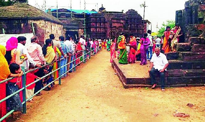 A crowd of devotees burst into flames | मार्र्कं डात उसळली भाविकांची गर्दी A crowd of devotees burst into flames | मार्र्कं डात उसळली भाविकांची गर्दी