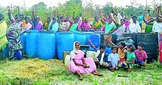 Feminist action against women vendors | दारू विक्रेत्यांविरूद्ध महिलांची धडाकेबाज कारवाई