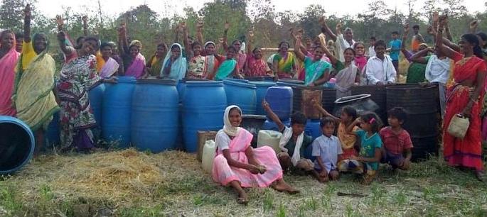 Strong action against liquor sellers by women in Gadchiroli | गडचिरोलीत दारू विक्रेत्यांविरूद्ध महिलांची धडाकेबाज कारवाई