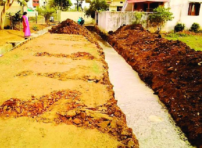 Drain construction work delay | नाली बांधकामात दिरंगाई