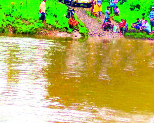 Kopala Nullah has to be done from the fatal journey | कोपेला नाल्यावरून करावा लागतो जीवघेणा प्रवास Kopala Nullah has to be done from the fatal journey | कोपेला नाल्यावरून करावा लागतो जीवघेणा प्रवास