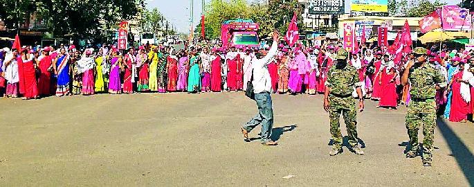 Anganwadi workers' funeral | अंगणवाडी कर्मचाऱ्यांचा चक्काजाम