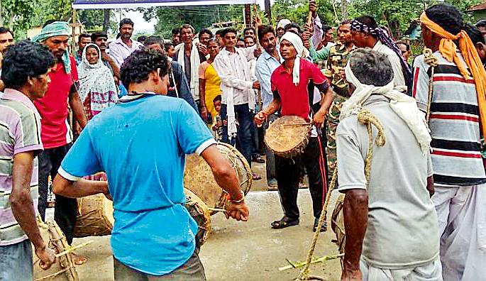 View of tribal culture created by students and villagers | विद्यार्थी व ग्रामस्थांनी घडविले आदिवासी संस्कृतीचे दर्शन View of tribal culture created by students and villagers | विद्यार्थी व ग्रामस्थांनी घडविले आदिवासी संस्कृतीचे दर्शन