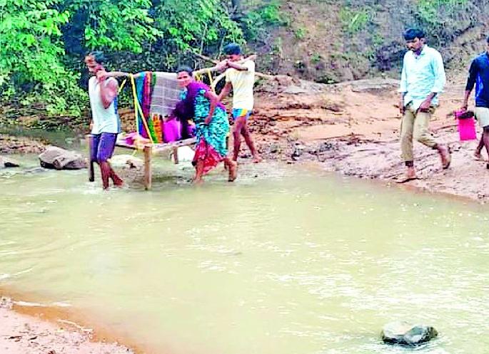 The ambulance became the cot for the delivery of pregnant mother | गरोदर मातेच्या प्रसूतीसाठी खाट बनली रूग्णवाहिका The ambulance became the cot for the delivery of pregnant mother | गरोदर मातेच्या प्रसूतीसाठी खाट बनली रूग्णवाहिका