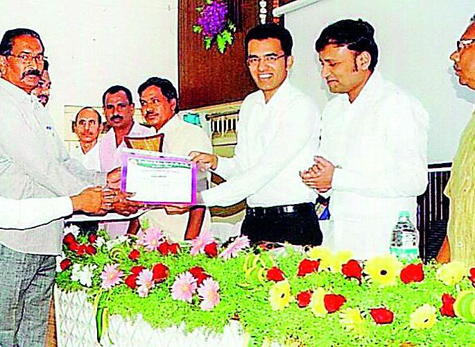 The progress of the district bank for the service | सेवेमुळे जिल्हा बँकेची प्रगती The progress of the district bank for the service | सेवेमुळे जिल्हा बँकेची प्रगती