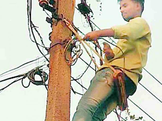 Continuous service to power workers even in the horrors of Corona | कोरोनाच्या दहशतीतही वीज कर्मचाऱ्यांची अविरत सेवा Continuous service to power workers even in the horrors of Corona | कोरोनाच्या दहशतीतही वीज कर्मचाऱ्यांची अविरत सेवा