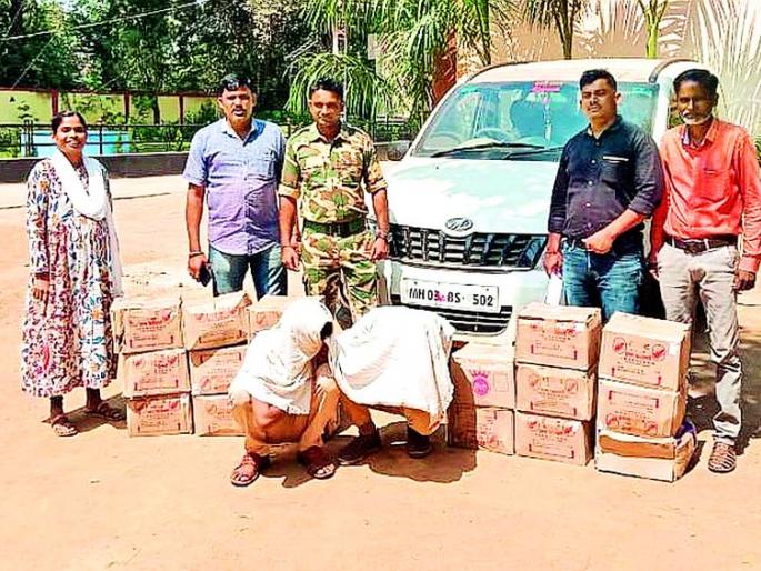 One lakh liquor was seized from a four-wheeler coming towards Armari | चारचाकी वाहनातून आरमाेरीकडे येणारी एक लाखाची दारू जप्त One lakh liquor was seized from a four-wheeler coming towards Armari | चारचाकी वाहनातून आरमाेरीकडे येणारी एक लाखाची दारू जप्त