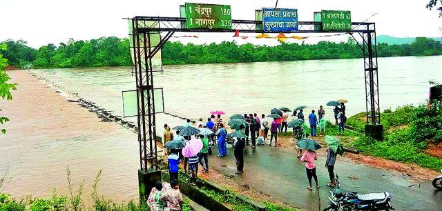 Bhamragad outside the contact on the third day | तिसऱ्या दिवशीही भामरागड संपर्काबाहेर