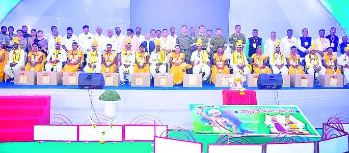 Record mass marriage of 119 Jadpas in Gadchiraeli | गडचिराेलीत 119 जाेडप्यांचा विक्रमी सामूहिक विवाह Record mass marriage of 119 Jadpas in Gadchiraeli | गडचिराेलीत 119 जाेडप्यांचा विक्रमी सामूहिक विवाह