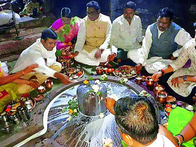 In the jathas Shivabhakta's Jansagar | जत्रांमध्ये शिवभक्तांचा जनसागर