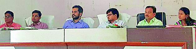 District Collector reviewed development works of Gram Panchayats | जिल्हाधिकाऱ्यांनी घेतला ग्राम पंचायतींच्या विकास कामांचा आढावा