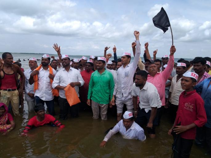 Jalasamadhi movement in Girna dam | गिरणा धरणात जलसमाधी आंदोलन Jalasamadhi movement in Girna dam | गिरणा धरणात जलसमाधी आंदोलन