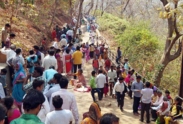 Great Falls of the devotees on Pratapgad in Gondia district | गोंदिया जिल्ह्यातील प्रतापगडावर उसळला भक्तांचा महापूर