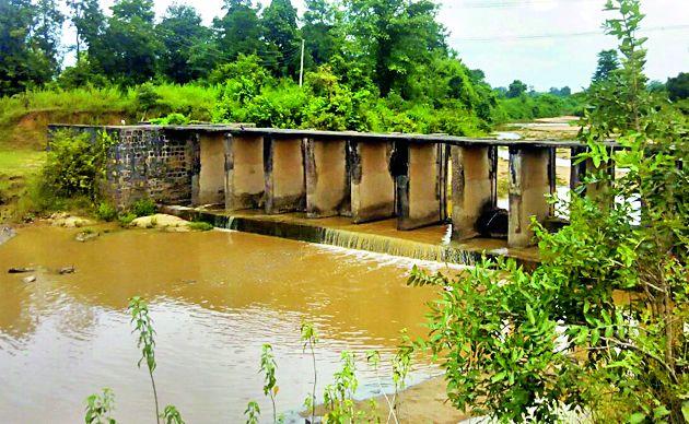 Help handheld farmer farmers' hands | पडीक जमिनीच्या शेतकºयांना मदतीचा हात द्या Help handheld farmer farmers' hands | पडीक जमिनीच्या शेतकºयांना मदतीचा हात द्या
