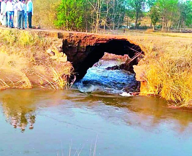 Lack of millions of liters of waste water for poor planning | ढिसाळ नियोजनाने लाखो लीटर पाण्याचा अपव्यय Lack of millions of liters of waste water for poor planning | ढिसाळ नियोजनाने लाखो लीटर पाण्याचा अपव्यय